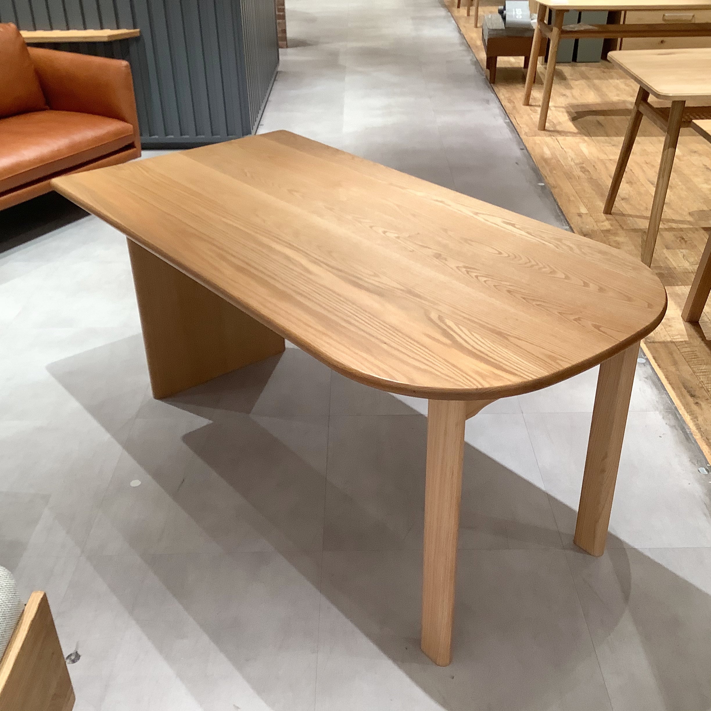 【アウトレット】HILMA(ヒルマ)ダイニングテーブルが販売中です！