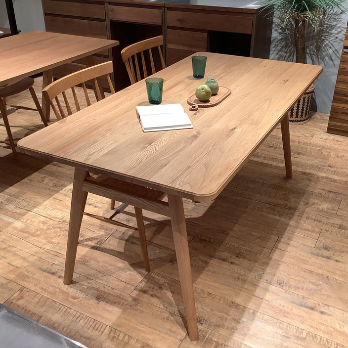【アウトレット】オーク材とラタンの組み合わせのダイニングテーブル